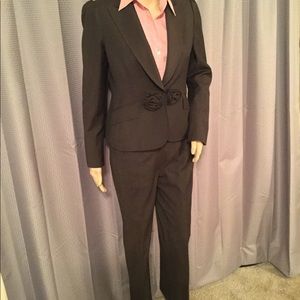 Anne Klein brown Pant Suit size 6P like new